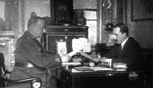 Primo de Rivera i Alfonso XIII despatxant.
