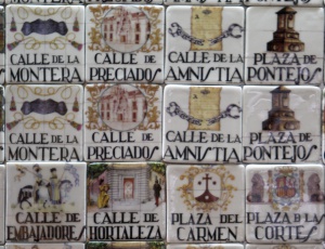 Imanes con carteles de las calles de Madrid.