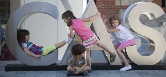 Varios niños juegan con las letras de la Casa del Lector.