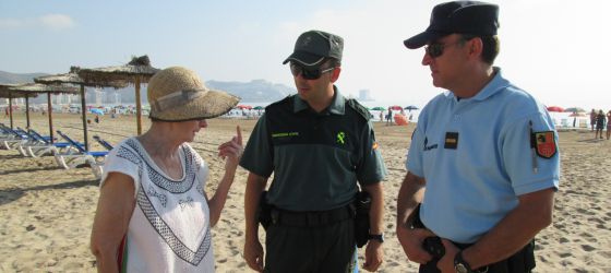 Gendarmes Franceses Y Guardias Civiles Patrullan Juntos La Costa