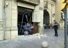 Un muerto al empotrarse un coche en una tienda en el centro de Lleida