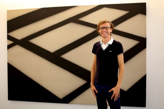 El artista Mathieu Mercier, frente a una de sus obras que exhibe la galería Luis Adelantado.