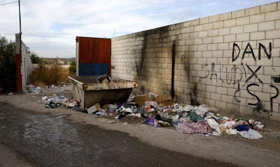 Basura amontonada en la entrada de la calle de Francisco Álvarez. Basura amontonada en la entrada de la calle de Francisco Álvarez.