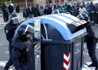 La policía vuelve por segundo día a los campus para retirar barricadas