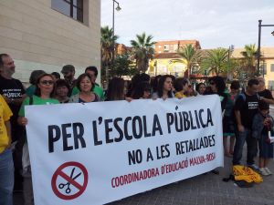 Aulas vacías y cuatro contenedores quemados en Valencia