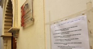 Un cartel advierte que los Baños del Almirante están cerrados al público.