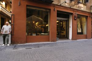 El pintor Pablo Noguera junto al taller que inaugura este viernes en el Barrio del Carmen.