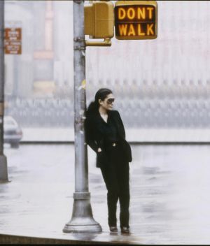 Imagen del vídeo 'Walking On Thin Ice' (1981), de Yoko Ono.