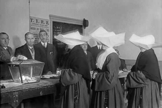 Un grup de monges acudeix a un col·legi electoral el 1933.