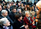 La exetarra Gisasola abraza a la viuda de un ‘ertzaina’ La exetarra Gisasola abraza a la viuda de un ‘ertzaina’
