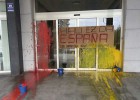 Atacado con pintura roja y amarilla el Ayuntamiento de Basauri