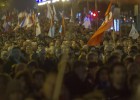 Decenas de miles de personas respaldan la protesta en la calle