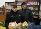 Los vecinos frustran el desalojo de un banco de alimentos en Barcelona