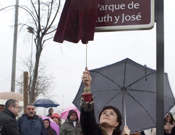 Ruth Ortiz descubre la placa del parque dedicado a sus hijos en Córdoba.