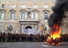 Los bomberos de Cataluña denuncian su precariedad en la calle