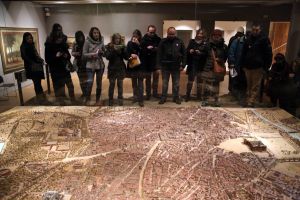 Los alumnos franceses frente a la maqueta de la película 'Madrid'.