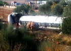 Un camión con 32.000 litros de gasoil vuelca en Alginet