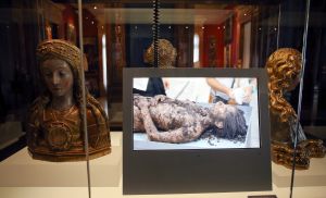 Las obras intercalan piezas en foto o vídeo con otras expresiones artísticas.