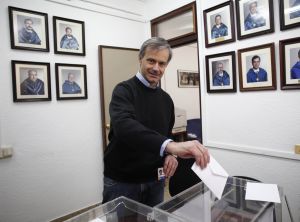El candidato Vicent J. Martinez en el momento de votar en la Facultad de Física.