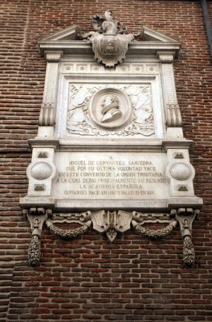 Placa que identifica la presencia allí de los restos de Cervantes.