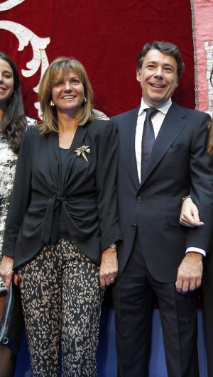 Ignacio González y su esposa, Lourdes Cavero, en la toma de posesión del dirigente.
