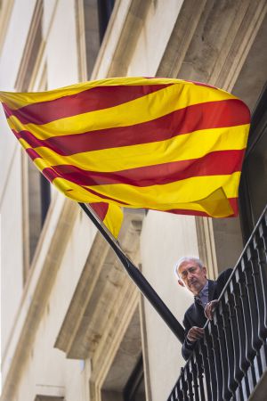 El nou presidente de l'Ateneu al costat de la senyera.