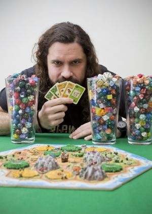 Daniel Val, médico que organiza en casa partidas con más aficionados.