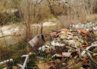 IU denuncia el acúmulo de basura en un tramo del río Manzanares