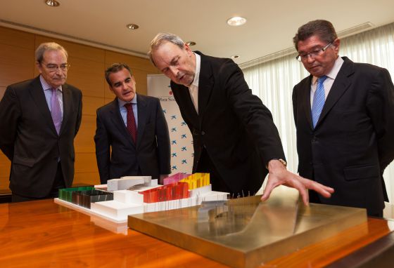 De izquierda a derecha, Lanaspa, Herrador, Vázquez Consuegra y Cabré, este viernes ante dos maquetas del CaixaForum.