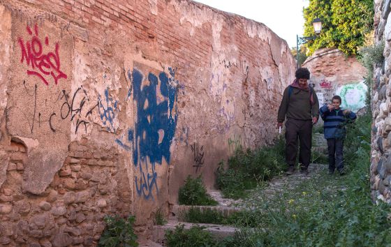 Una zona del Albaicín con espacios turísticos, comerciales y áreas deterioradas.