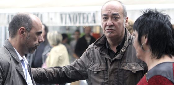El diputado general de Gipuzkoa, Martín Garitano, junto al diputado de Innovación de Gipuzkoa, Jon Peli Uriguen, a la izquierda, este lunes en el funeral de Loli Mondragón, madre de Arnaldo Otegi. , El diputado general de Gipuzkoa, Martín Garitano, junto al diputado de Innovación de Gipuzkoa, Jon Peli Uriguen, a la izquierda, este lunes en el funeral de Loli Mondragón, madre de Arnaldo Otegi. ,