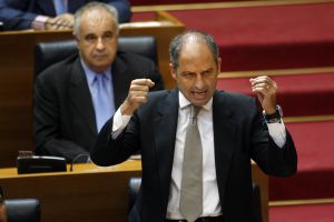 El expresidente Camps y el exconsejero y exportavoz parlamentario del PP Blasco detrás, en las Cortes Valencianas, en 2010.