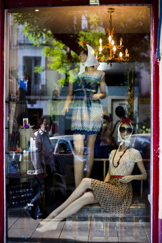 Escaparate de una tienda de moda de Lavapiés.