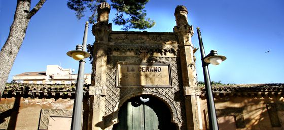 El pórtico neomudéjar de la fábrica de loza La Ceramo.