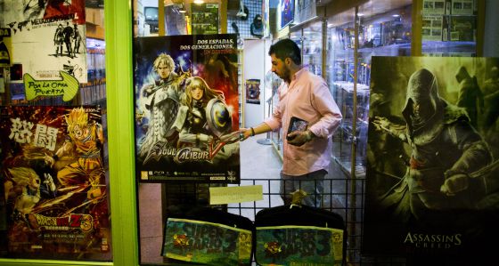 Carteles en el escaparate de una tienda de videojuegos.