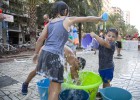 Protesta pasada por agua contra el calor en las aulas Protesta pasada por agua contra el calor en las aulas
