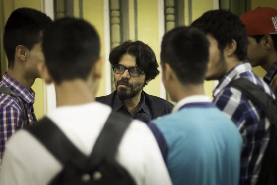 El escritor Pankaj Mishra departiendo con alumnos del instituto Miquel Tarradell.