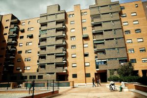 Fachada del edificio de la infectada por ébola.