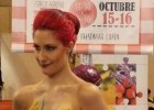 Una associació utilitza una dona nua per promocionar fruita