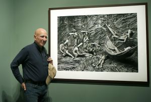 El fotògraf davant una de les seves fotos de la tribu dels 'zo'é'.