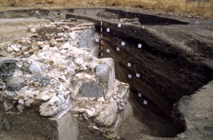 Muralla sur del yacimiento de Catalifa, en los años ochenta.