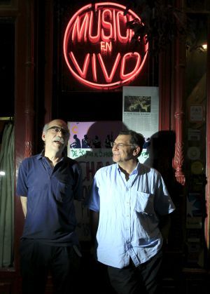 Los dueños del Café Central, en el local.