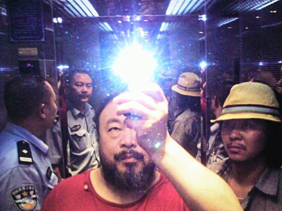 'Illumination', fotografia realitzada per Weiwei, en el moment en què va ser retingut el 2009.