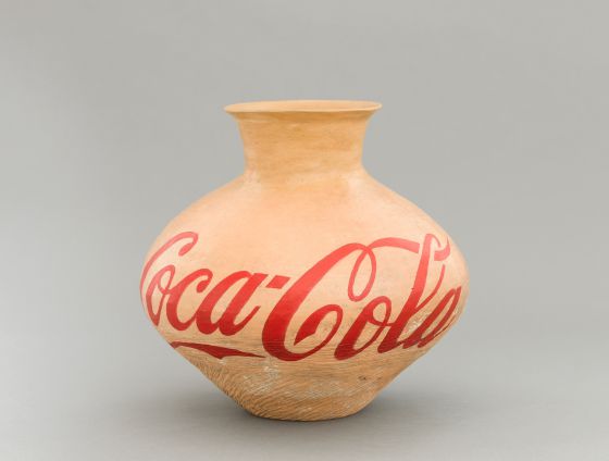'Coca-cola vase', una de les obres d'Ai Weiwei que es pot veure a l'exposició de Barcelona.