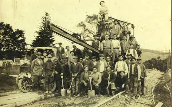 Treballadors valencians en la construcció d'una carretera als Estats Units.