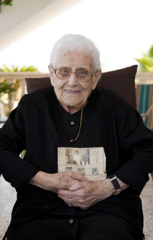 Antonia Signes, de Gata, amb el passaport amb què va emigrar als Estats Units el 1920, quan tenia sis anys.