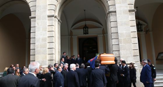 Arribada del fèretre a l'Ajuntament de Sevilla, on quedarà instal·lada la capella ardent.