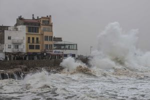 Las olas batiendo contra el paseo de la playa del Port d’en Perris, a L’Escala (Alt Empordà).