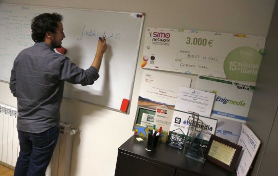 Gerard Vidal, fundador de Enigmedia, escribe una fórmula matemática.