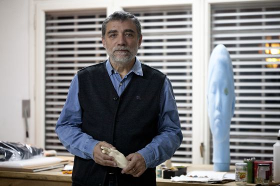 Plensa al seu estudi de Sant Joan Desvern, Barcelona, al costat d'una de les maquetes prèvies de les seves escultures.